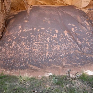 800px Newspaper Rock Full