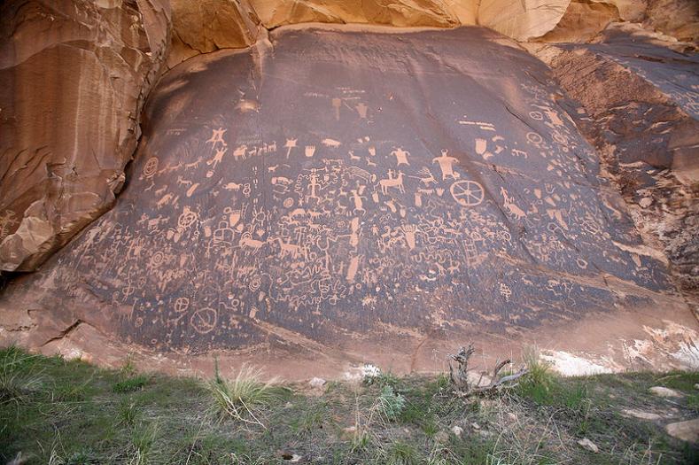 800px Newspaper Rock Full